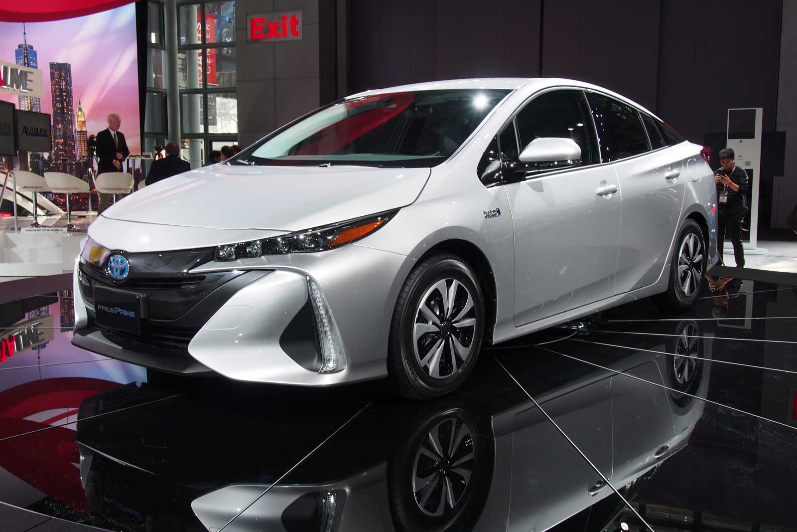 2017-Toyota-Prius-Prime-Front-03